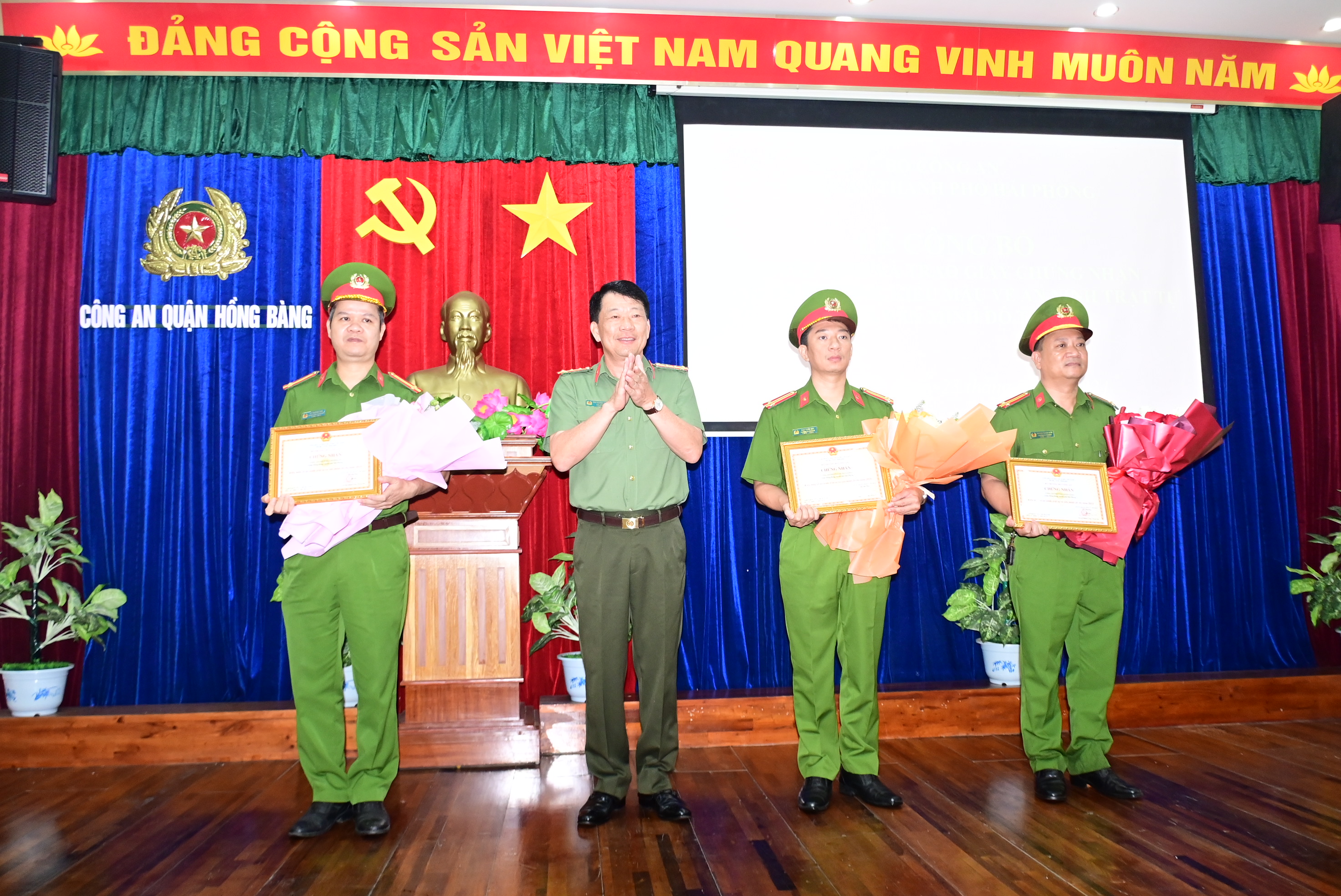 Trao giấy chứng nhận Công an phường kiểu mẫu về an ninh, trật tự và văn minh đô thị cho 3 Công an phường (Công an quận Hồng Bàng)